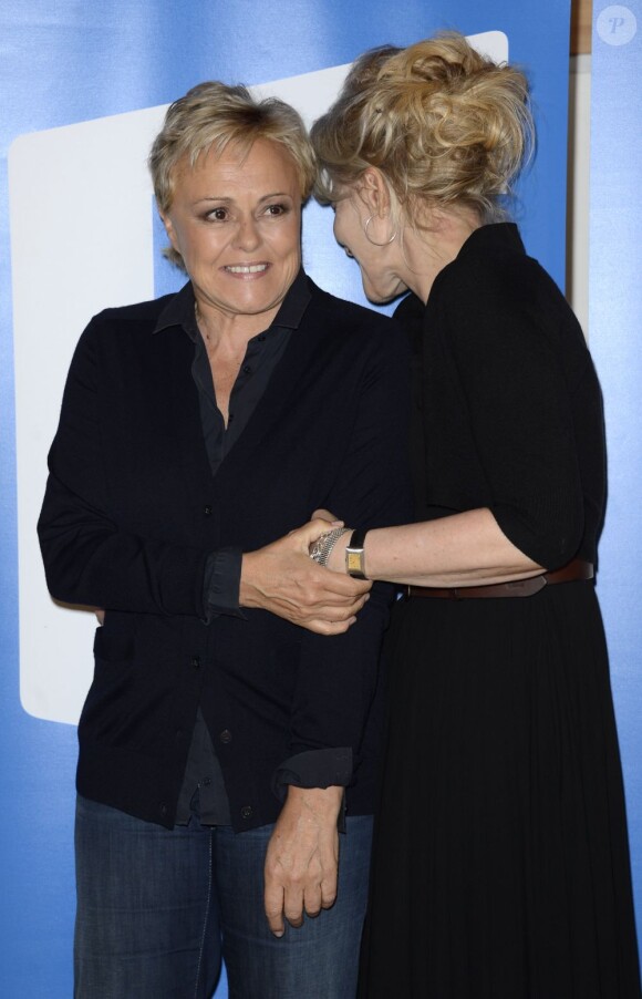 Muriel Robin et Fanny Ardant à la projection privée du 2 épisode de la saga Le clan des Lanzac dans les locaux de France Télévisions à Paris, le 13 mai 2013.
