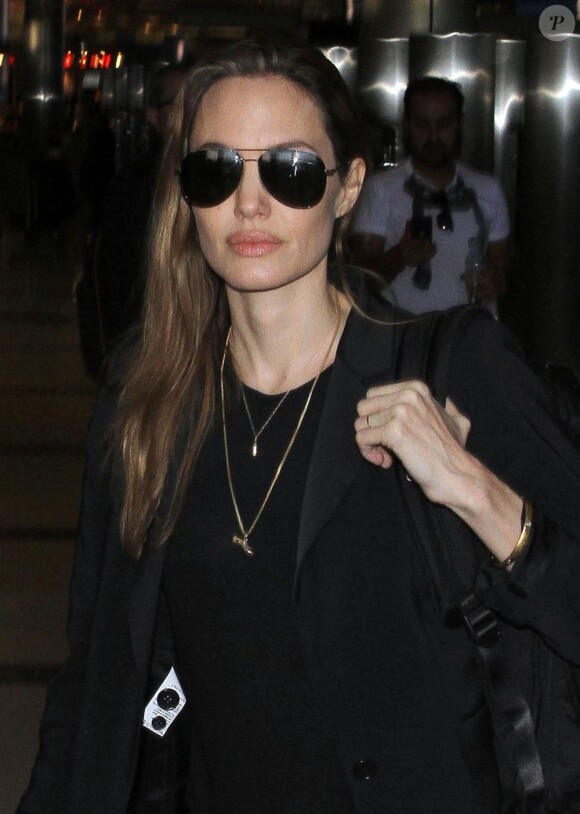 Angelina Jolie arrive à l'aéropot LAX de Los Angeles, le 27 mars 2013.