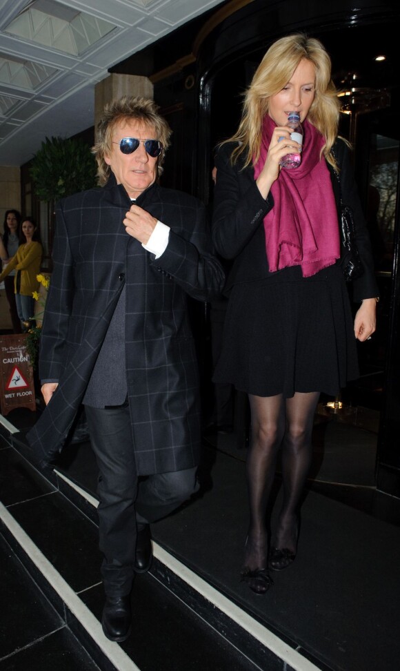Rod Stewart et sa femme Penny Lancaster à Londres, le 19 mars 2013.