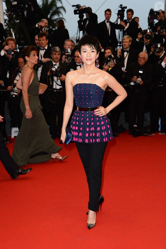 Zhang Ziyi, habillée en Dior, lors de la montée des marches pour l'ouverture du Festival de Cannes et la projection du film Gatsby le Magnifique le 15 mai 2013