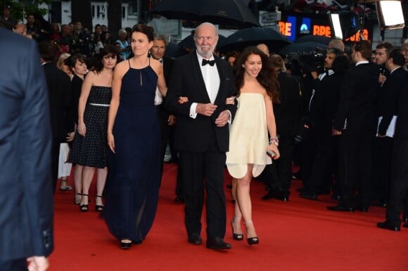 Jean-Pierre Marielle et la ministre de la Culture Aurélie Filippetti lors de la montée des marches pour l'ouverture du Festival de Cannes et la projection du film Gatsby le Magnifique le 15 mai 2013