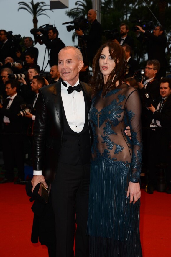Jean-Claude Jitrois et Frédérique Bel lors de la montée des marches pour l'ouverture du Festival de Cannes et la projection du film Gatsby le Magnifique le 15 mai 2013
