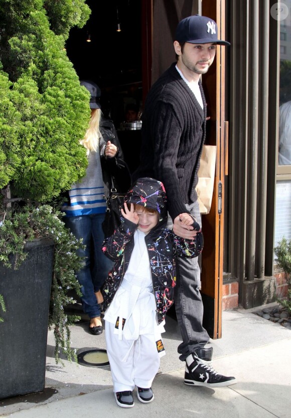 Christina Aguilera avec son compagnon Matthew Rutler et son fils Max Bratman sont allés dejeuner au restaurant Houston à Santa Monica. Le 8 décembre 2012.