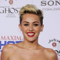 Miley Cyrus : Radieuse et souriante pour fêter son titre de femme la plus hot