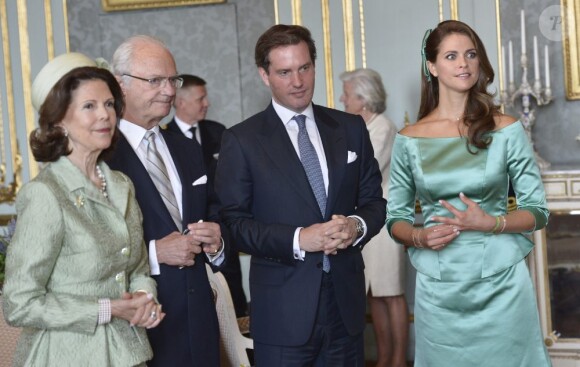 Le roi Carl XVI Gustaf et la reine Silvia avec la princesse Madeleine de Suède et son fiancé Chris O'Neill au palais royal à Stockholm le 19 mai 2013 lors de la réception organisée à l'occasion de la publication de leurs bans, à trois semaines de leur mariage le 8 juin.