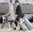 Chris O'Neill, fiancé de la princesse Madeleine de Suède, aux abords du Grand Hotel de Stockholm le 18 mai 2013, où sa mère est descendue pour assister le lendemain à la publication des bans.