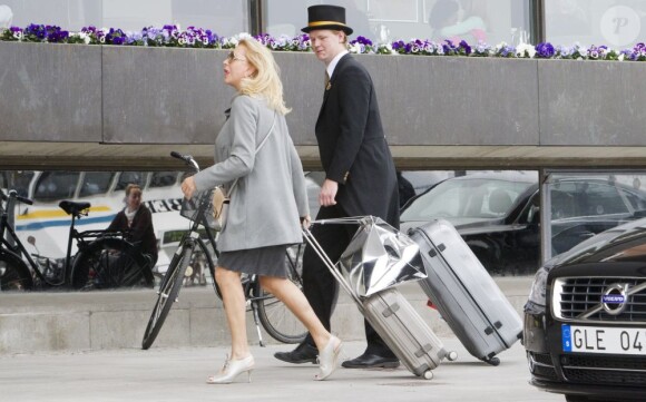 Chris O'Neill, fiancé de la princesse Madeleine de Suède, aux abords du Grand Hotel de Stockholm le 18 mai 2013, où sa mère est descendue pour assister le lendemain à la publication des bans.