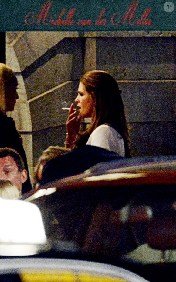 La princesse Madeleine de Suède et son fiancé Chris O'Neill dînaient avec des amis dans un restaurant de Stockholm le 17 mai 2013. Petite péripétie : l'alarme s'est déclenchée et tout le monde a dû évacuer !
