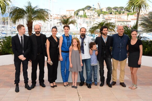 Sabrina Ouazani, Bérénice Bejo, Tahar Rahim, Elyes Aguis, Jeanne Jestin, Pauline Burlet, Asghar Farhadi lors du photocall du film "Le Passé" au 66e Festival International du Film de Cannes le 17 mai 2013