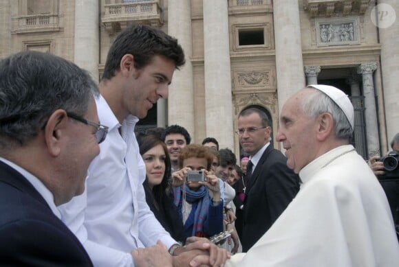 La star du tennis Juan Martin Del Potro avec le pape François au Vatican le 15 mai 2013.