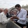 Juan Martin Del Potro offre sa raquette au pape François au Vatican le 15 mai 2013.