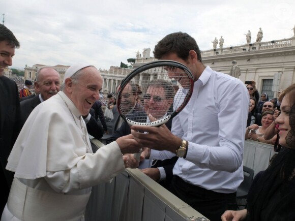 Juan Martin Del Potro offre sa raquette au pape François au Vatican le 15 mai 2013.