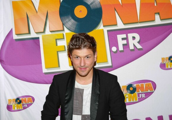 Quentin Mosimann lors d'un concert gratuit organisé par le radio Mona FM pour la fête des Nieulles à Armentieres, le 8 septembre 2012.