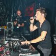 Le chanteur et DJ Quentin Mosimann lors d'un concert gratuit organisé par le radio Mona FM pour la fête des Nieulles à Armentieres, le 8 septembre 2012.