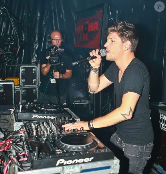 Le chanteur et DJ Quentin Mosimann lors d'un concert gratuit organisé par le radio Mona FM pour la fête des Nieulles à Armentieres, le 8 septembre 2012.