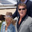 La star d'Alerte à Malibu David Hasselhoff avec sa compagne Hayley Roberts sur la croisette à Cannes, le 17 mai 2013.