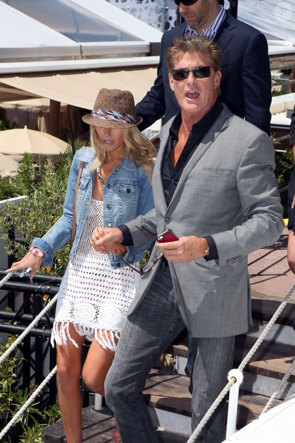 La star d'Alerte à Malibu David Hasselhoff avec sa compagne Hayley Roberts sur la croisette à Cannes, le 17 mai 2013.