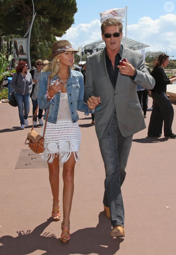 David Hasselhoff avec sa girlfriend Hayley Roberts sur la croisette à Cannes, le 17 mai 2013.