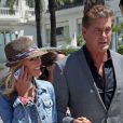 David Hasselhoff avec sa jolie girlfriend Hayley Roberts sur la croisette à Cannes, le 17 mai 2013.