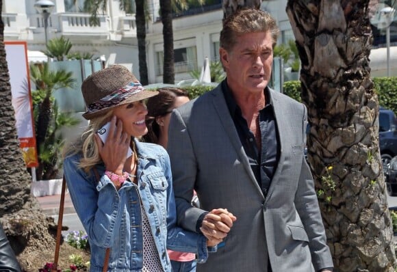 David Hasselhoff avec sa jolie girlfriend Hayley Roberts sur la croisette à Cannes, le 17 mai 2013.