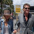David Hasselhoff avec sa compagne Hayley Roberts sur la croisette à Cannes, le 17 mai 2013.