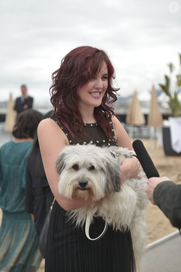 Le chien Pudsey, vainqueur de Britain's Got Talent, sur la plage du Majestic 66 au Festival de Cannes 2013