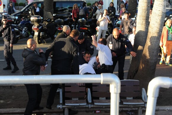 Arrestation d'un homme ayant tiré des coups de feu près du plateau Canal + du Grand Journal à Cannes, le 17 mai 2013.