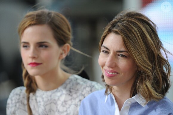 Emma Watson et sa réalisatrice Sofia Coppola pendant l'émission de Canal + Le Grand Journal à Cannes, le 17 mai 2013.