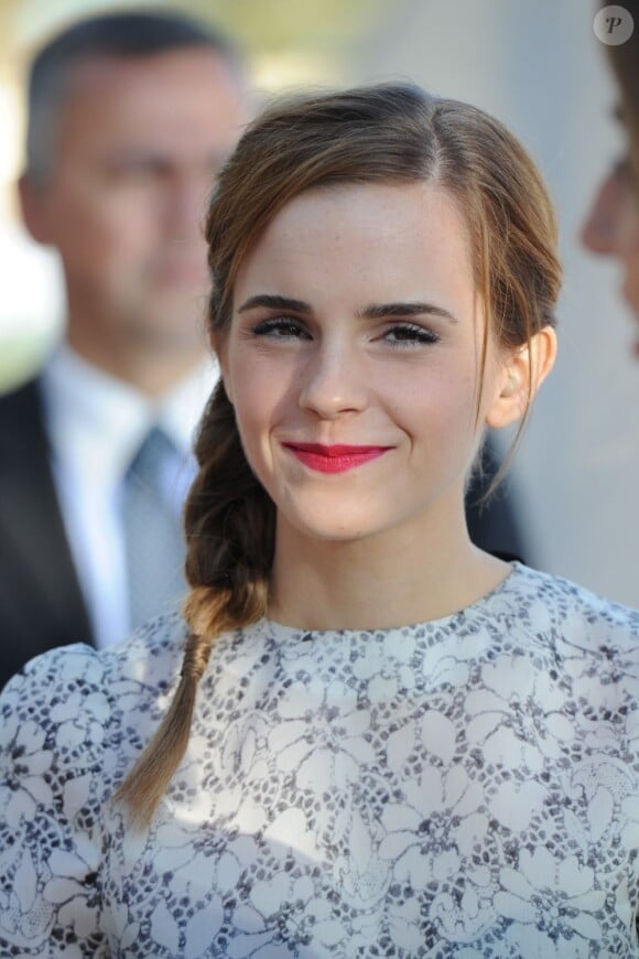 Emma Watson superbe pendant l'émission de Canal + Le Grand Journal à Cannes, le 17 mai 2013.