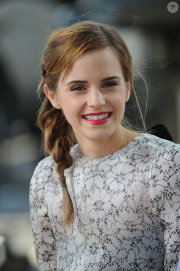 Emma Watson radieuse pour l'émission de Canal + Le Grand Journal à Cannes, le 17 mai 2013.