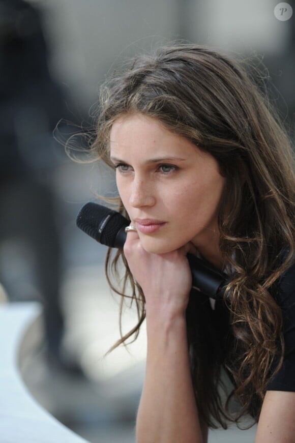 Marine Vacth superbe pendant l'émission de Canal + Le Grand Journal à Cannes, le 17 mai 2013.