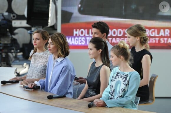 Emma Watson et le casting de The Bling Ring pendant l'émission de Canal + Le Grand Journal à Cannes, le 17 mai 2013.