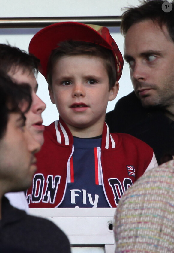 David Beckham était fêté en triomphe samedi 18 mai 2013 au Parc des Princes pour le (probable) dernier match de sa carrière. Remplacé à la 83e minute, le Spice Boy a pleuré à chaudes larmes en quittant le terrain, avant de fêter ses adieux et le titre de champion du PSG avec l'Hexagoal entouré de ses fils, Brooklyn, Romeo et Cruz, en présence aussi de Victoria Beckham et Harper.