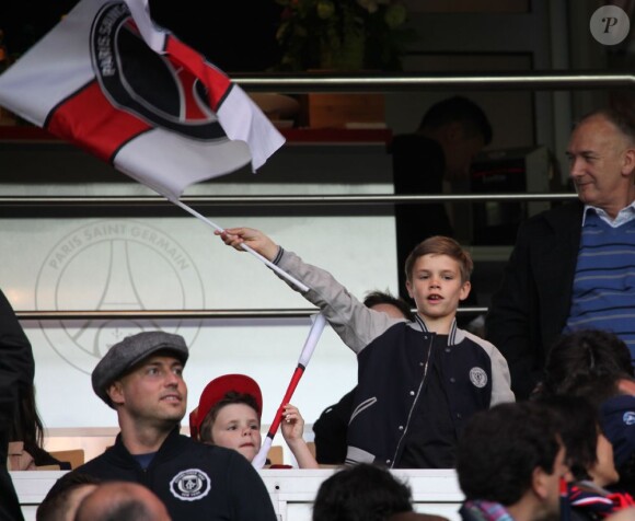 David Beckham était fêté en triomphe samedi 18 mai 2013 au Parc des Princes pour le (probable) dernier match de sa carrière. Remplacé à la 83e minute, le Spice Boy a pleuré à chaudes larmes en quittant le terrain, avant de fêter ses adieux et le titre de champion du PSG avec l'Hexagoal entouré de ses fils, Brooklyn, Romeo et Cruz, en présence aussi de Victoria Beckham et Harper.