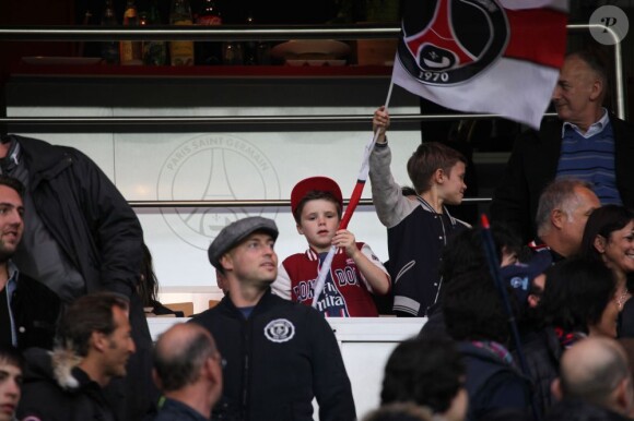 David Beckham était fêté en triomphe samedi 18 mai 2013 au Parc des Princes pour le (probable) dernier match de sa carrière. Remplacé à la 83e minute, le Spice Boy a pleuré à chaudes larmes en quittant le terrain, avant de fêter ses adieux et le titre de champion du PSG avec l'Hexagoal entouré de ses fils, Brooklyn, Romeo et Cruz, en présence aussi de Victoria Beckham et Harper.