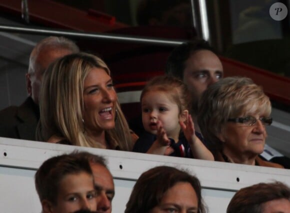 La petite Harper applaudi papa avac sa tata. David Beckham était fêté en triomphe samedi 18 mai 2013 au Parc des Princes pour le (probable) dernier match de sa carrière. Remplacé à la 83e minute, le Spice Boy a pleuré à chaudes larmes en quittant le terrain, avant de fêter ses adieux et le titre de champion du PSG avec l'Hexagoal entouré de ses fils, Brooklyn, Romeo et Cruz, en présence aussi de Victoria Beckham et Harper.