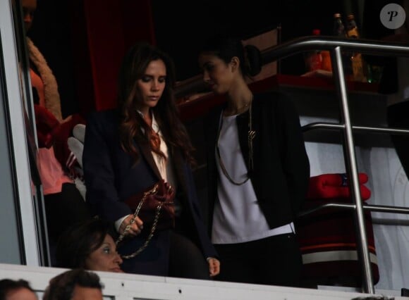 Victoria Beckham était évidemment au Parc. David Beckham était fêté en triomphe samedi 18 mai 2013 au Parc des Princes pour le (probable) dernier match de sa carrière. Remplacé à la 83e minute, le Spice Boy a pleuré à chaudes larmes en quittant le terrain, avant de fêter ses adieux et le titre de champion du PSG avec l'Hexagoal entouré de ses fils, Brooklyn, Romeo et Cruz, en présence aussi de Victoria Beckham et Harper.