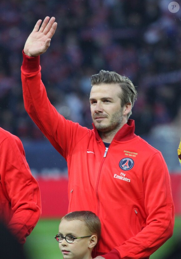 David Beckham était fêté en triomphe samedi 18 mai 2013 au Parc des Princes pour le (probable) dernier match de sa carrière. Remplacé à la 83e minute, le Spice Boy a pleuré à chaudes larmes en quittant le terrain, avant de fêter ses adieux et le titre de champion du PSG avec l'Hexagoal entouré de ses fils, Brooklyn, Romeo et Cruz, en présence aussi de Victoria Beckham et Harper.