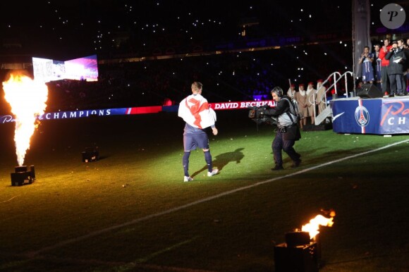 David Beckham était fêté en triomphe samedi 18 mai 2013 au Parc des Princes pour le (probable) dernier match de sa carrière. Remplacé à la 83e minute, le Spice Boy a pleuré à chaudes larmes en quittant le terrain, avant de fêter ses adieux et le titre de champion du PSG avec l'Hexagoal entouré de ses fils, Brooklyn, Romeo et Cruz, en présence aussi de Victoria Beckham et Harper.