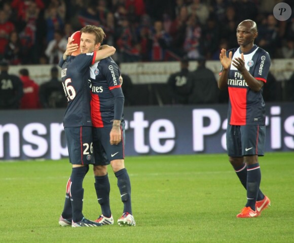 David Beckham était fêté en triomphe samedi 18 mai 2013 au Parc des Princes pour le (probable) dernier match de sa carrière. Remplacé à la 83e minute, le Spice Boy a pleuré à chaudes larmes en quittant le terrain, avant de fêter ses adieux et le titre de champion du PSG avec l'Hexagoal entouré de ses fils, Brooklyn, Romeo et Cruz, en présence aussi de Victoria Beckham et Harper.