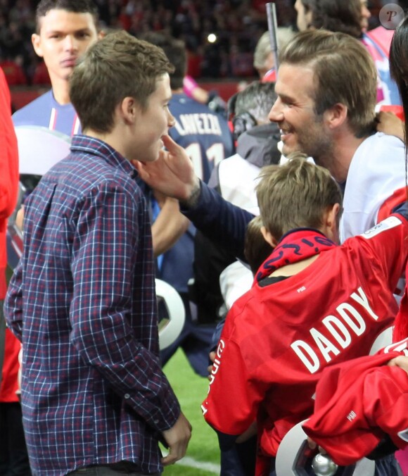 David Beckham était fêté en triomphe samedi 18 mai 2013 au Parc des Princes pour le (probable) dernier match de sa carrière. Remplacé à la 83e minute, le Spice Boy a pleuré à chaudes larmes en quittant le terrain, avant de fêter ses adieux et le titre de champion du PSG avec l'Hexagoal entouré de ses fils, Brooklyn, Romeo et Cruz, en présence aussi de Victoria Beckham et Harper.