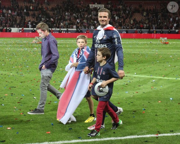 David Beckham était fêté en triomphe samedi 18 mai 2013 au Parc des Princes pour le (probable) dernier match de sa carrière. Remplacé à la 83e minute, le Spice Boy a pleuré à chaudes larmes en quittant le terrain, avant de fêter ses adieux et le titre de champion du PSG avec l'Hexagoal entouré de ses fils, Brooklyn, Romeo et Cruz, en présence aussi de Victoria Beckham et Harper.