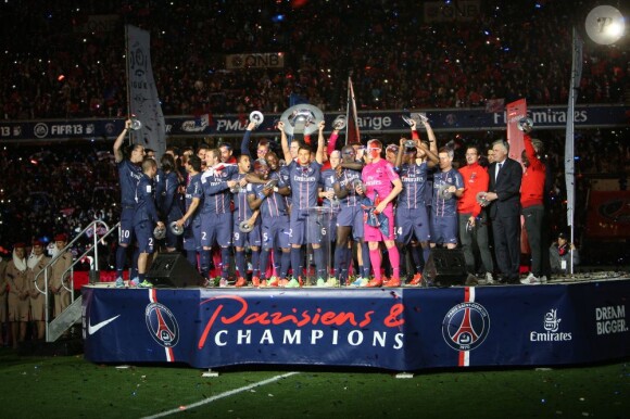 David Beckham, pour ses adieux, a pu soulever l'Hexagoal devant un Parc des Princes en délire. David Beckham était fêté en triomphe samedi 18 mai 2013 au Parc des Princes pour le (probable) dernier match de sa carrière. Remplacé à la 83e minute, le Spice Boy a pleuré à chaudes larmes en quittant le terrain, avant de fêter ses adieux et le titre de champion du PSG avec l'Hexagoal entouré de ses fils, Brooklyn, Romeo et Cruz, en présence aussi de Victoria Beckham et Harper.