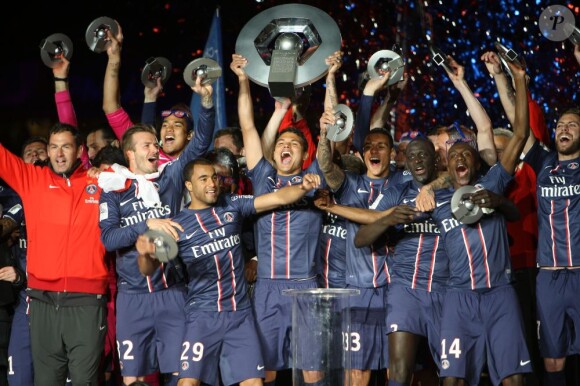 David Beckham, pour ses adieux, a pu soulever l'Hexagoal devant un Parc des Princes en délire. David Beckham était fêté en triomphe samedi 18 mai 2013 au Parc des Princes pour le (probable) dernier match de sa carrière. Remplacé à la 83e minute, le Spice Boy a pleuré à chaudes larmes en quittant le terrain, avant de fêter ses adieux et le titre de champion du PSG avec l'Hexagoal entouré de ses fils, Brooklyn, Romeo et Cruz, en présence aussi de Victoria Beckham et Harper.