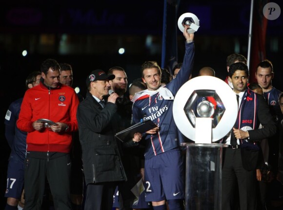 David Beckham, pour ses adieux, a pu soulever l'Hexagoal devant un Parc des Princes en délire. David Beckham était fêté en triomphe samedi 18 mai 2013 au Parc des Princes pour le (probable) dernier match de sa carrière. Remplacé à la 83e minute, le Spice Boy a pleuré à chaudes larmes en quittant le terrain, avant de fêter ses adieux et le titre de champion du PSG avec l'Hexagoal entouré de ses fils, Brooklyn, Romeo et Cruz, en présence aussi de Victoria Beckham et Harper.