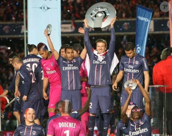 David Beckham, pour ses adieux, a pu soulever l'Hexagoal devant un Parc des Princes en délire. David Beckham était fêté en triomphe samedi 18 mai 2013 au Parc des Princes pour le (probable) dernier match de sa carrière. Remplacé à la 83e minute, le Spice Boy a pleuré à chaudes larmes en quittant le terrain, avant de fêter ses adieux et le titre de champion du PSG avec l'Hexagoal entouré de ses fils, Brooklyn, Romeo et Cruz, en présence aussi de Victoria Beckham et Harper.