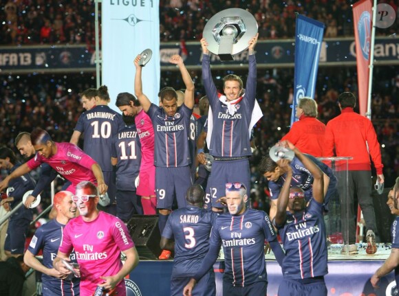 David Beckham, pour ses adieux, a pu soulever l'Hexagoal devant un Parc des Princes en délire. David Beckham était fêté en triomphe samedi 18 mai 2013 au Parc des Princes pour le (probable) dernier match de sa carrière. Remplacé à la 83e minute, le Spice Boy a pleuré à chaudes larmes en quittant le terrain, avant de fêter ses adieux et le titre de champion du PSG avec l'Hexagoal entouré de ses fils, Brooklyn, Romeo et Cruz, en présence aussi de Victoria Beckham et Harper.