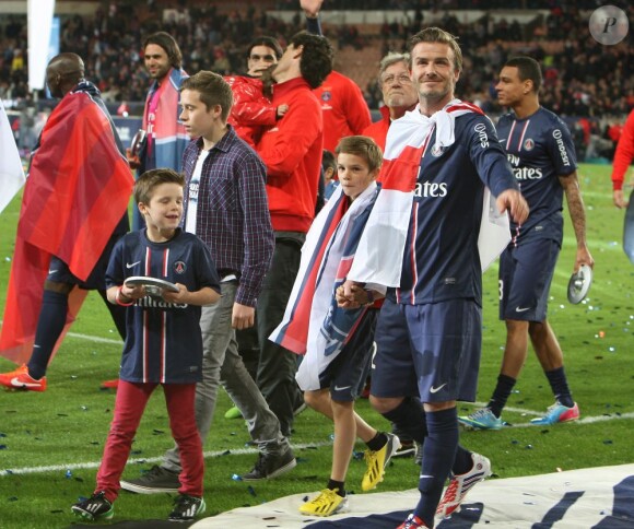 David Beckham était fêté en triomphe samedi 18 mai 2013 au Parc des Princes pour le (probable) dernier match de sa carrière. Remplacé à la 83e minute, le Spice Boy a pleuré à chaudes larmes en quittant le terrain, avant de fêter ses adieux et le titre de champion du PSG avec l'Hexagoal entouré de ses fils, Brooklyn, Romeo et Cruz, en présence aussi de Victoria Beckham et Harper.