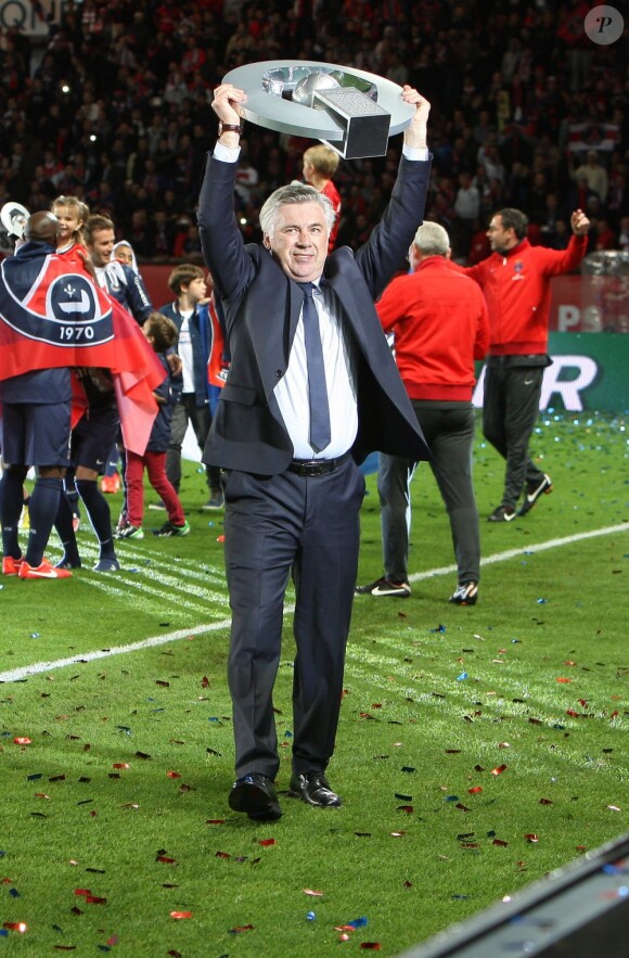 David Beckham était fêté en triomphe samedi 18 mai 2013 au Parc des Princes pour le (probable) dernier match de sa carrière. Remplacé à la 83e minute, le Spice Boy a pleuré à chaudes larmes en quittant le terrain, avant de fêter ses adieux et le titre de champion du PSG avec l'Hexagoal entouré de ses fils, Brooklyn, Romeo et Cruz, en présence aussi de Victoria Beckham et Harper.