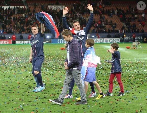David Beckham a savouré le triomphe de ses adieux avec ses fils Brooklyn, Romeo et Cruz. David Beckham a été fêté en triomphe samedi 18 mai 2013 au Parc des Princes pour le (probable) dernier match de sa carrière. Remplacé à la 83e minute, le Spice Boy a pleuré à chaudes larmes en quittant le terrain, avant de fêter ses adieux et le titre de champion du PSG avec l'Hexagoal entouré de ses fils, Brooklyn, Romeo et Cruz, en présence aussi de Victoria Beckham et Harper.